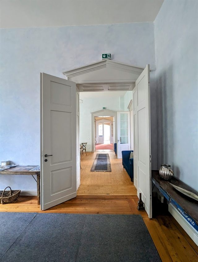 Historische Praxisräume mit Dielenboden in der Burg Herstelle